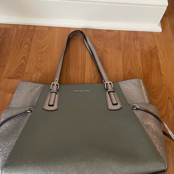 Michael Kors Metallic Tote Bag - Picture 3 of 4